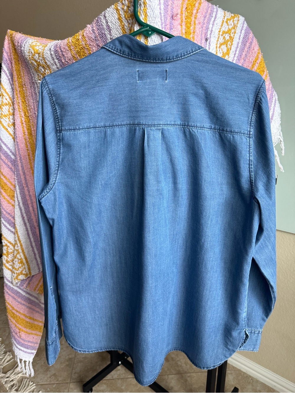 Old Navy Light Blue women’s oversized Denim Button-Down Shirt - Picture 3 of 6